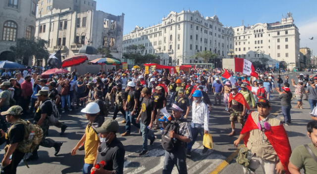 Manifestantes congregados en la Plaza San Martín hoy martes 24 de enero