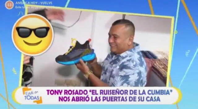 Tony Rosado muestra orgulloso su colección de zapatillas de marca.