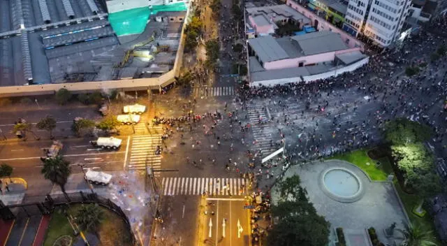 Efectivos policiales y manifestantes enfrentados en el Centro de Lima