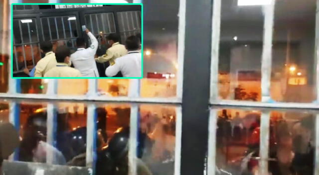Policías golpeando y deteniendo a personas en las afueras del hospital Grau