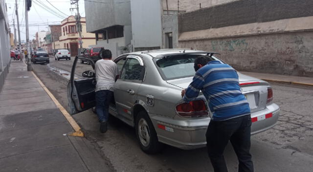 Conductor empujando su vehículo al quedarse sin gasolina en Arequipa