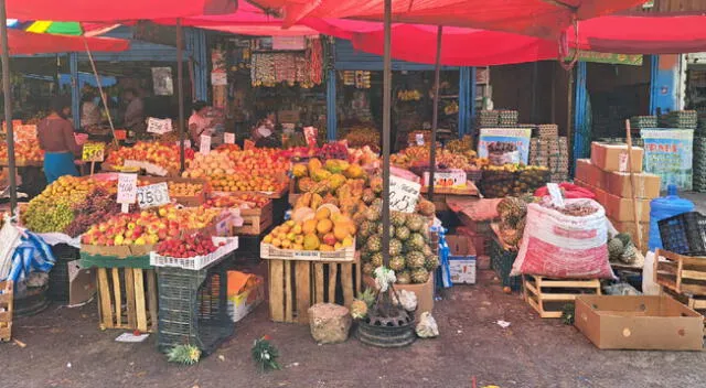 Mercado de Piura donde comerciantes ofertan sus productos