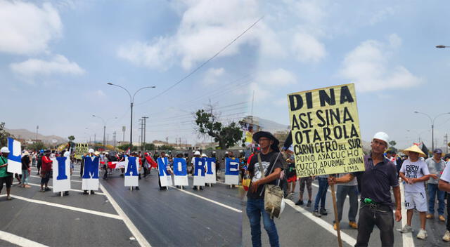 Cientos manifestantes se movilizan desde Puente Piedra para participar de la marcha contra Dina Boluarte.