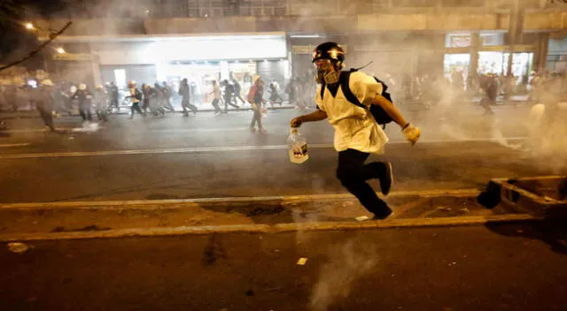 Manifestantes utilizan elementos para aplacar las bombas lacrimógenas.