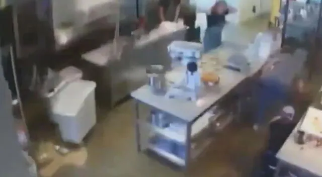 Trabajadores de restaurante pasaron el terror de sus vidas durante el terremoto en Turquía.