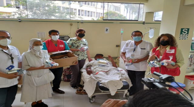 Asociación PROAS lleva donativos a pacientes del hospital Dos de Mayo