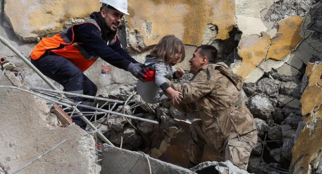 La cifra de muertos en Turquía y Siria tras terremoto de 7.8 de magnitud sigue en aumento.