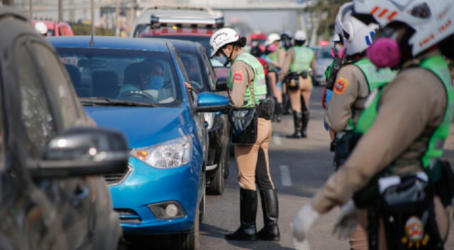 Efectivos policiales realizando operativo de tránsito