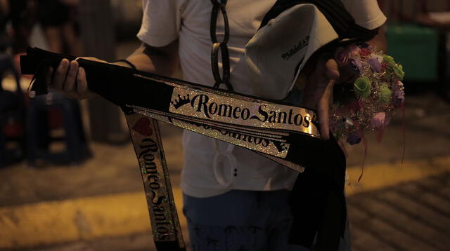 El souvenirs que más se ha vendido de Romeo Santos son estas especies de vinchas que gustan a las fans de  'Rey de la bachata'.