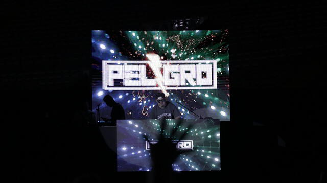 El primero que puso a empilar a los asistentes al concierto de Romeo Santos fue DJ Peligro, logrando poner diferentes ritmos de músicas.