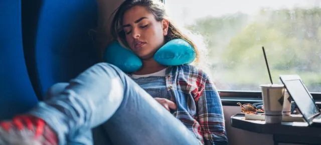 Almohada de viaje. Ayudará a tener un viaje mucho más cómodo, le servirá por los dolores musculares que causan estas aventuras.