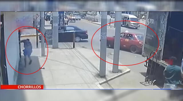Hombre en la pared siendo disparado por sujeto dentro de auto rojo en Ica