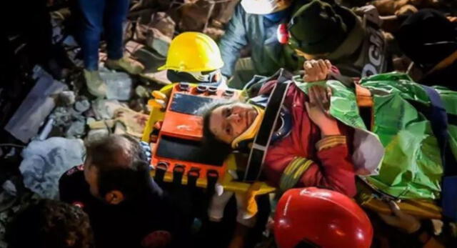 Una mujer de 70 años fue rescatada de los escombros tras el terremoto de 7.8 de magnitud.