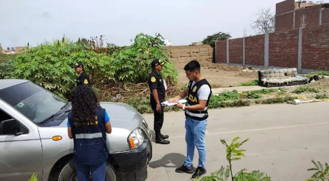 Efectivos policiales en la escena del crimen en Trujillo