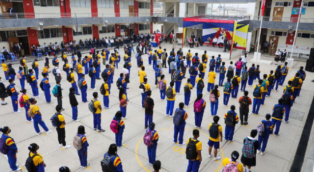 Escolares en formación para dar inicio a la jornada estudiantil