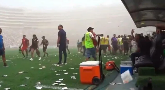 Hinchas de Universitario hostigaron a los jugadores de Alianza Lima.