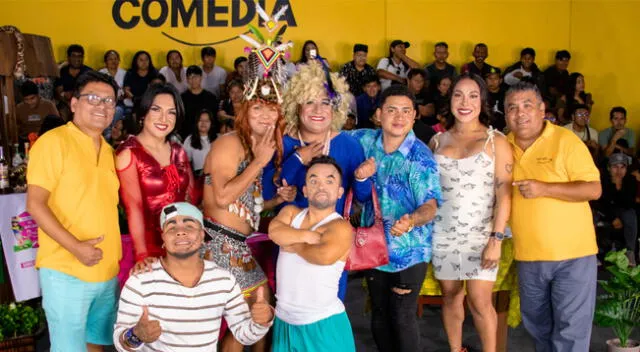 Koki Santa Cruz junto a los actores de La Casa de la Comedia.