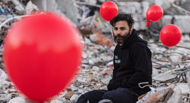 Ogun Sever Okur colocó más de un millar de globos rojos bajo los escombros para rendir homenaje a los niños muertos.