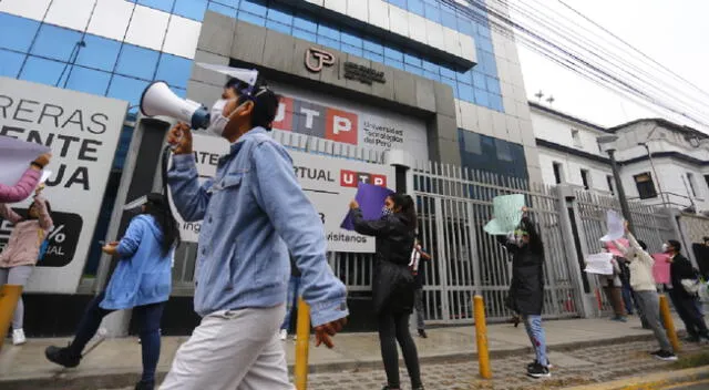 Estudiantes de la UTP protestando porque se respeten sus ciclos académicos.