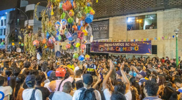 Jóvenes disfrutando de cierre de carnavales en Carmen de la Legua