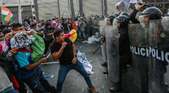Policía enfrentándose a manifestantes durante las últimas protestas en Lima