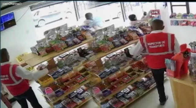 Inspector municipal siendo grabado robando golosinas en minimarket