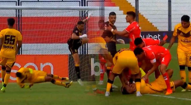 Cantolao vs. Cienciano: jugador del Delfín quedó golpeado.