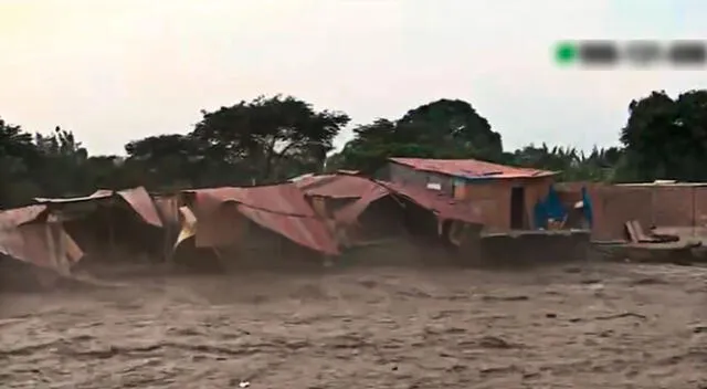 Varias familias de Comas lo perdieron todo tras la caída de sus viviendas a raíz de la crecida del río Chillón.