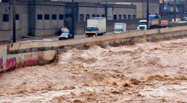 El río Rímac está cerca de desbordarse en la vía Evitamiento, a la altura del Puente Trujillo.