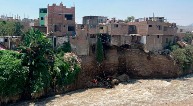 Una madre y su hijo de 18 años perdieron la vida tras caer río Rímac con el derrumbe de su vivienda en SMP.