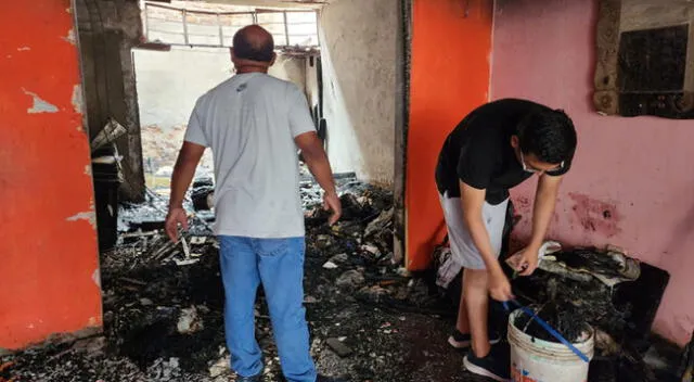 Personas trabajan en la limpieza de la casa tras el incendio.