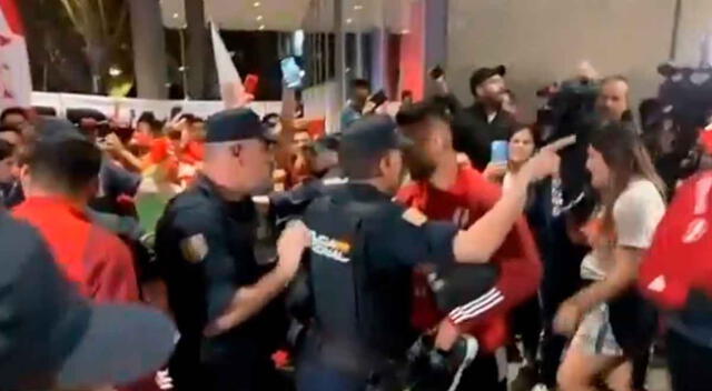 Policía de España tuvo pésimo comportamiento con los jugadores de Perú.