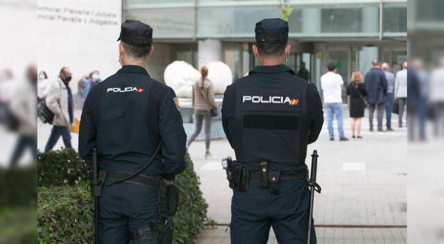 Los padres esperaban al joven en las afueras del juzgado de Valencia.