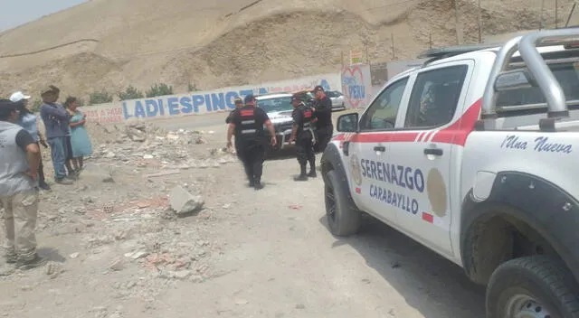 Serenos y Policías en lugar donde fue hallado maleta con cadaver.