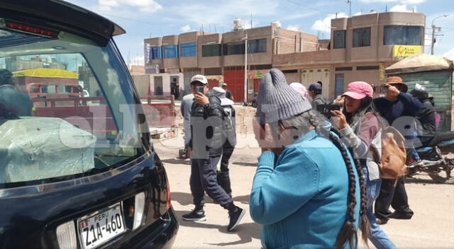 Despiden a enfermera atacada en Puno con gran aglomeración de personas.