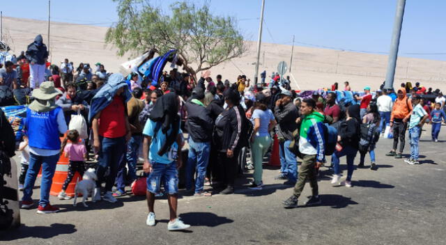 Venezolanos intentando ingresar al Perú desde frontera con Chile.