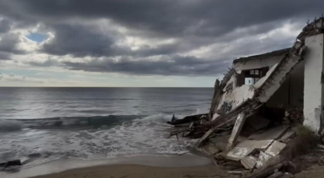 Las fuertes olas destruyeron muchas casas en las costas de Puerto Rico.