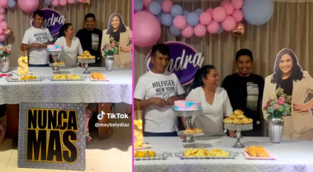 La señora celebró feliz con su gigantografía de Andrea Llosa.