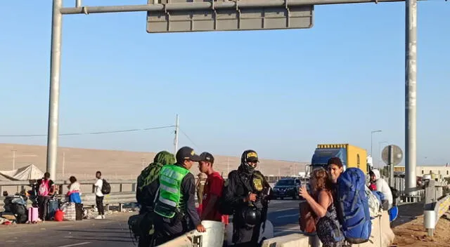 Migrantes se encuentran entre Perú y Chile en busca de ingresar a ambos territorios.