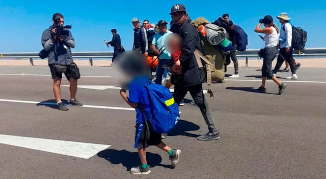 Decenas de extranjeros lograron cruzar la frontera desde Chile a Perú.