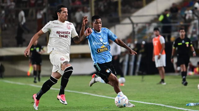 Riveros  le ganó el duelo a  Grimaldo en el cotejo entre Universitario ante Sporting Cristal en el Monumental.