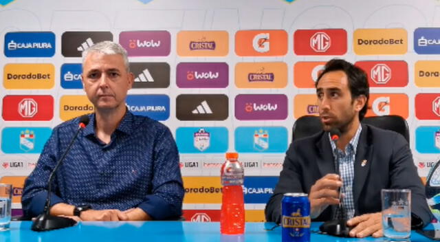 Tiago Nunes habla en conferencia de prensa.