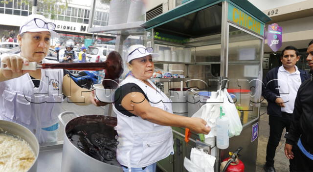 Mujer trabaja 15 años vendiendo mazamorra en el Centro de Lima para que no le falte nada a su familia.