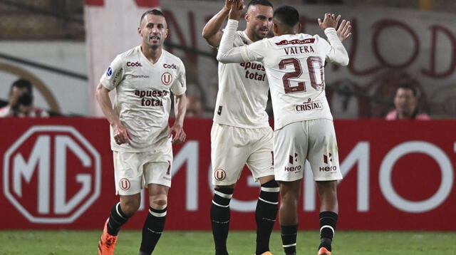 Emanuel Herrera recibe la felicitación de sus compañeros por el gol marcado a Independiente de Santa Fe.