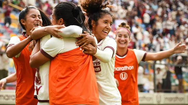 Festejo de las  jugadoras de la 'U' en el cotejo que vencieron 3-1 al Mannucci