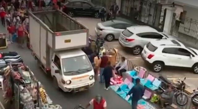 Ambulantes invaden los exteriores del Congreso