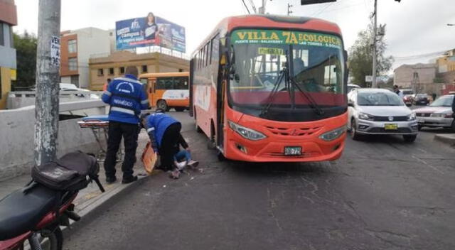 Bus de transporte público donde sufrió accidente joven de 18 años en Arequipa.