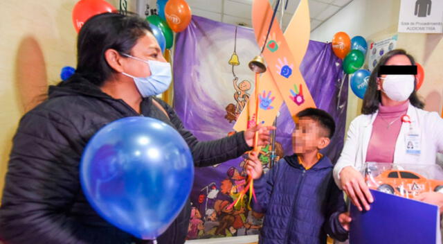 Madre e hijo tocan la campana de la victoria en el Instituto Nacional de Salud del Niño San Borja.