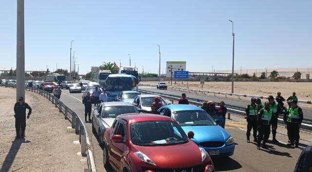 Vehículos formando largas filas para ingresar a Tacna.