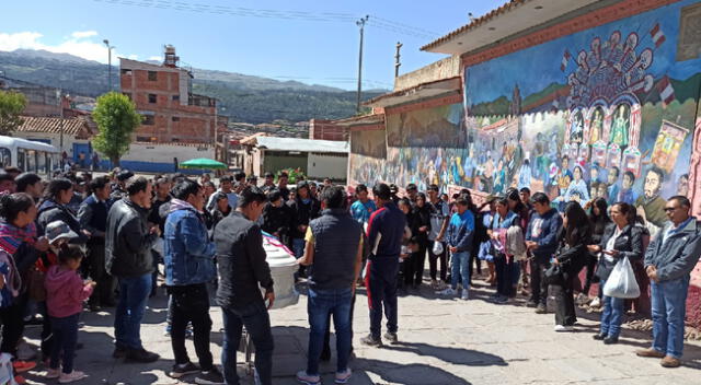 Familiares y amigos de joven acompañando su féretro.